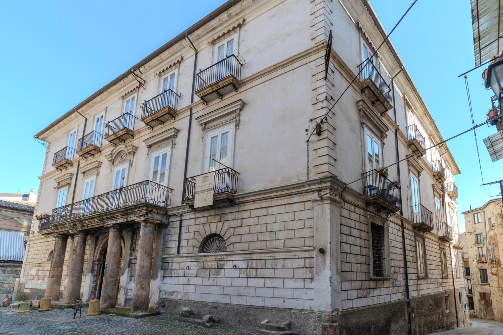 Dimora Storica Giostra Vecchia - Palazzo Grisolia 1809 โกเซนซา ภายนอก รูปภาพ