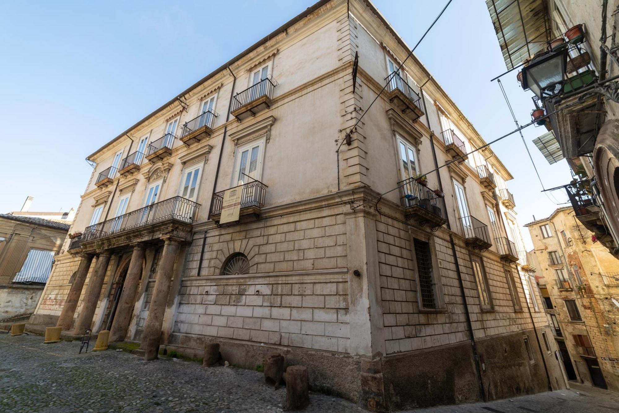 Dimora Storica Giostra Vecchia - Palazzo Grisolia 1809 โกเซนซา ภายนอก รูปภาพ