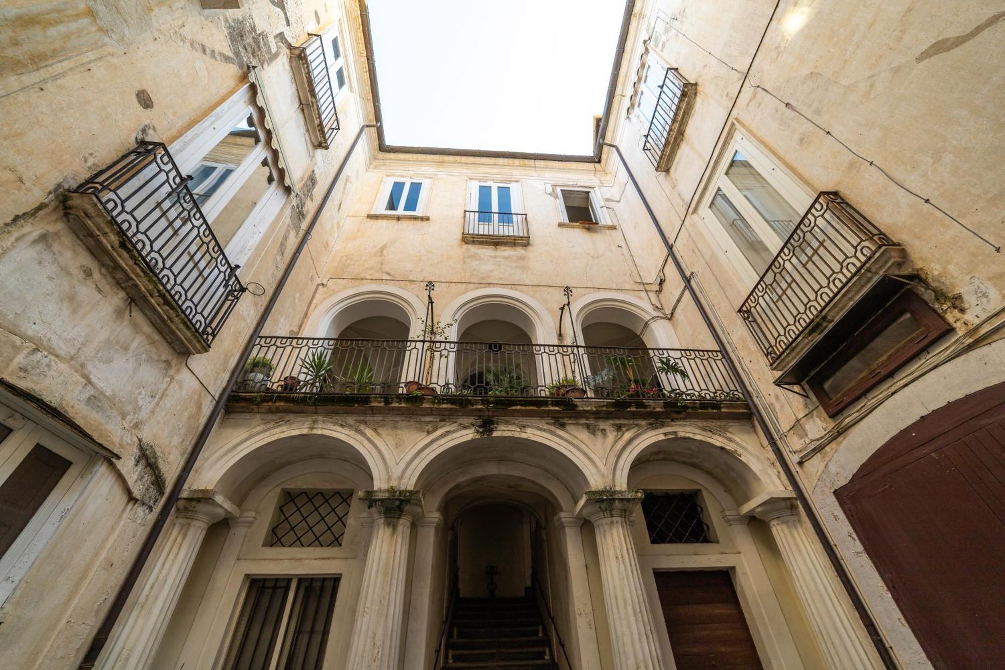 Dimora Storica Giostra Vecchia - Palazzo Grisolia 1809 โกเซนซา ภายนอก รูปภาพ